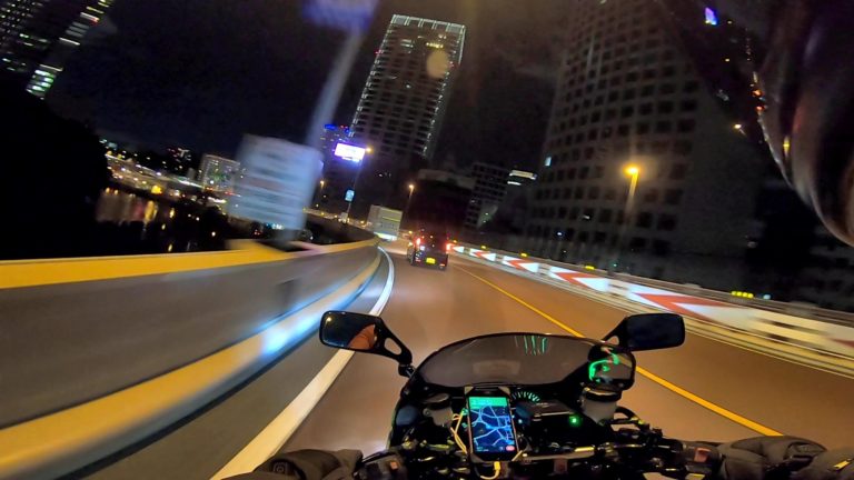 高速道路とバイク
